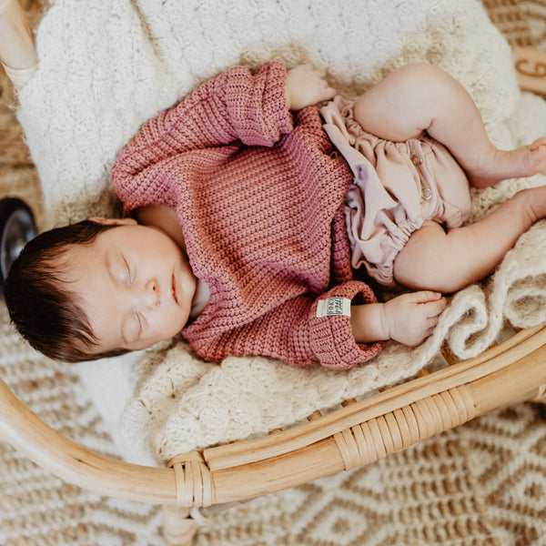 Strick Pullover mit praktischem Body für Dein Baby oder Kind in Raspberry (Beere) mit bereits zugeschnittenem Stoff und dazu passenden Kurzwaren zum selbst nähen von FINO & Stitch; Nähpaket als besondere Geschenkidee / Weihnachtsgeschenk / Geburtstagsgeschenk / Geburtsgeschenk / Geschenk zur Geburt