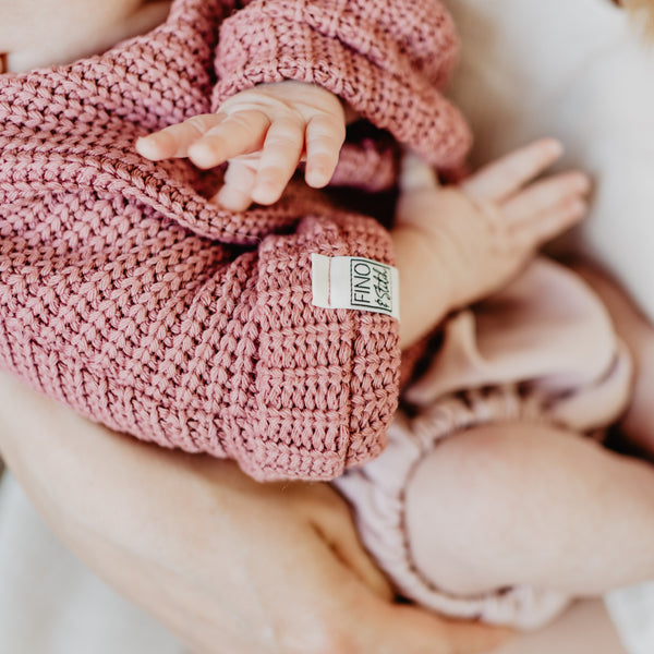 Strick Pullover mit praktischem Body für Dein Baby oder Kind in Raspberry (Beere) mit bereits zugeschnittenem Stoff und dazu passenden Kurzwaren zum selbst nähen von FINO & Stitch; Nähpaket als besondere Geschenkidee / Weihnachtsgeschenk / Geburtstagsgeschenk / Geburtsgeschenk / Geschenk zur Geburt