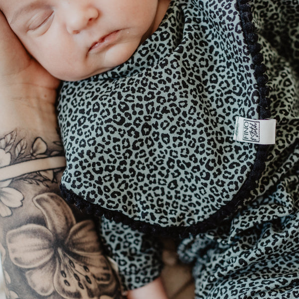 Lätzchen Bold mit Pompomborte für Dein Baby oder Kind in Wild Leo (grüner Leoprint) mit bereits zugeschnittenem Stoff und dazu passenden Kurzwaren zum selbst nähen von FINO & Stitch; Nähpaket als besondere Geschenkidee / Weihnachtsgeschenk / Geburtstagsgeschenk / Geburtsgeschenk / Geschenk zur Geburt
