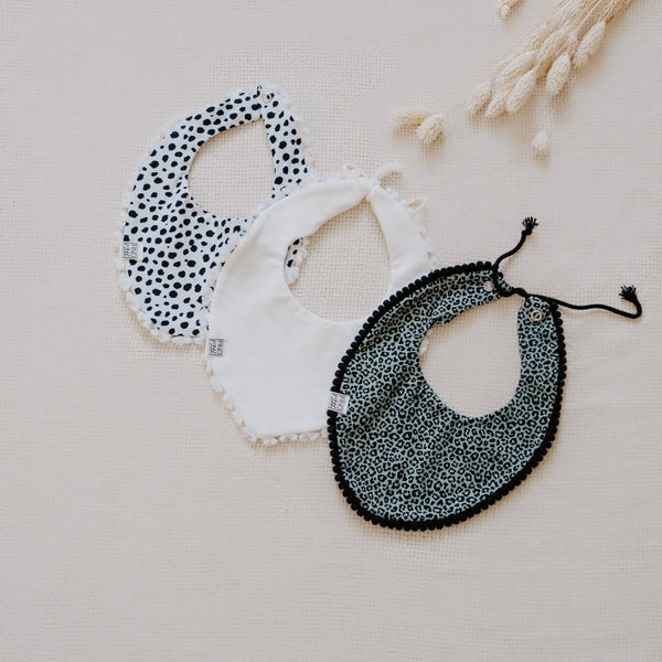 Lätzchen Bold mit Pompomborte für Dein Baby oder Kind in Wild Leo (grüner Leoprint) mit bereits zugeschnittenem Stoff und dazu passenden Kurzwaren zum selbst nähen von FINO & Stitch; Nähpaket als besondere Geschenkidee / Weihnachtsgeschenk / Geburtstagsgeschenk / Geburtsgeschenk / Geschenk zur Geburt