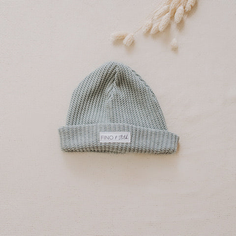 Beanie Mütze für Dein Baby oder Kind in Dusty Mint (Grün) mit bereits zugeschnittenem Stoff und dazu passenden Kurzwaren zum selbst nähen von FINO & Stitch; Nähpaket als besondere Geschenkidee / Weihnachtsgeschenk / Geburtstagsgeschenk / Geburtsgeschenk / Geschenk zur Geburt