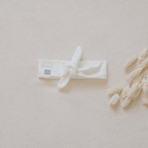 Haarband Accessoire für Dein Baby oder Kind in Delicious Cream (Creme) mit bereits zugeschnittenem Stoff und dazu passenden Kurzwaren zum selbst nähen von FINO & Stitch; Nähpaket als besondere Geschenkidee / Weihnachtsgeschenk / Geburtstagsgeschenk / Geburtsgeschenk / Geschenk zur Geburt