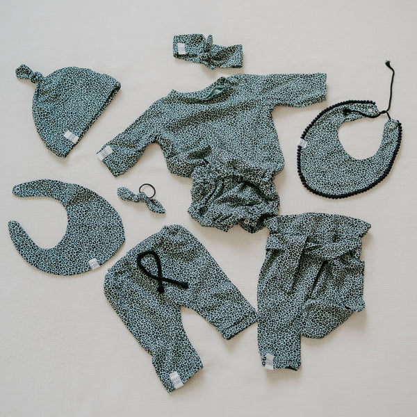 Lätzchen Bold mit Pompomborte für Dein Baby oder Kind in Wild Leo (grüner Leoprint) mit bereits zugeschnittenem Stoff und dazu passenden Kurzwaren zum selbst nähen von FINO & Stitch; Nähpaket als besondere Geschenkidee / Weihnachtsgeschenk / Geburtstagsgeschenk / Geburtsgeschenk / Geschenk zur Geburt