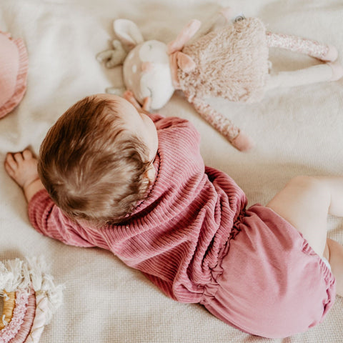 Cord Pullover mit praktischem Body für Dein Baby oder Kind in Wild Berry (Beere) mit bereits zugeschnittenem Stoff und dazu passenden Kurzwaren zum selbst nähen von FINO & Stitch; Nähpaket als besondere Geschenkidee / Weihnachtsgeschenk / Geburtstagsgeschenk / Geburtsgeschenk / Geschenk zur Geburt