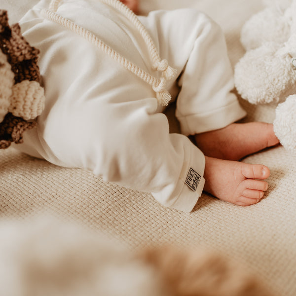 Pants Hose für Dein Baby oder Kind in Delicious Cream (Creme) mit bereits zugeschnittenem Stoff und dazu passenden Kurzwaren zum selbst nähen von FINO & Stitch – cooler als jede Pumphose; Nähpaket als besondere Geschenkidee / Weihnachtsgeschenk / Geburtstagsgeschenk / Geburtsgeschenk / Geschenk zur Geburt