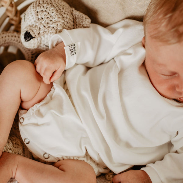 Longshirt Pullover mit praktischem Body für Dein Baby oder Kind in Delicious Cream (Creme) mit bereits zugeschnittenem Stoff und zum Langarmshirt passenden Kurzwaren zum selbst nähen von FINO & Stitch; Nähpaket als besondere Geschenkidee / Weihnachtsgeschenk / Geburtstagsgeschenk / Geburtsgeschenk / Geschenk zur Geburt