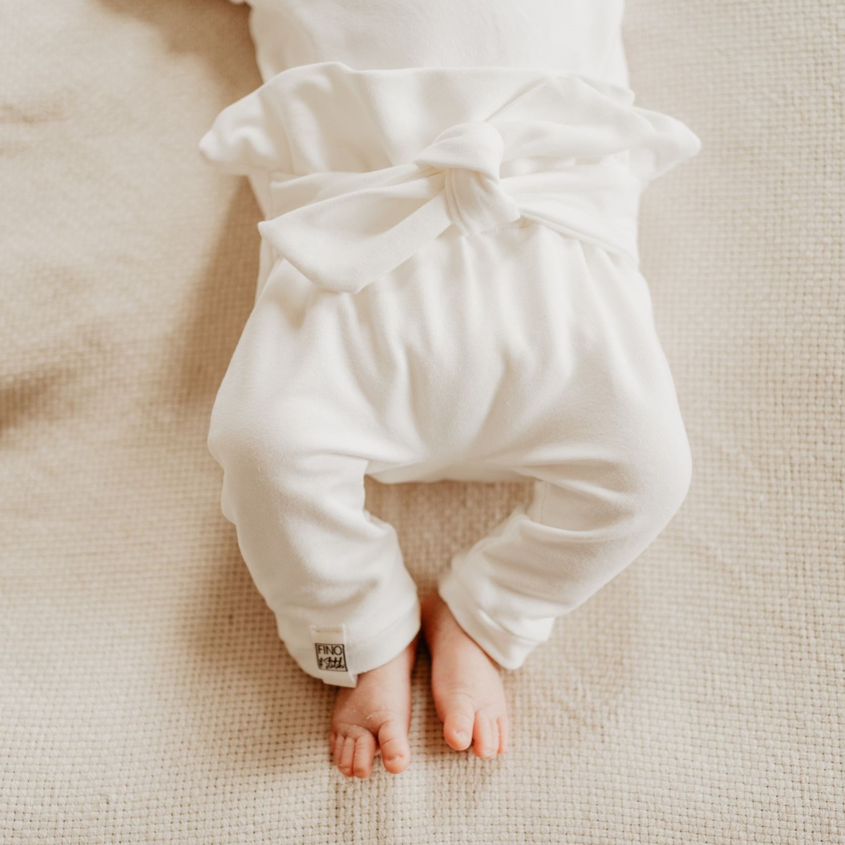 Paperbag Hose für Dein Baby oder Kind in Delicious Cream (Creme) mit bereits zugeschnittenem Stoff und dazu passenden Kurzwaren zum selbst nähen von FINO & Stitch – cooler als jede Pumphose; Nähpaket als besondere Geschenkidee / Weihnachtsgeschenk / Geburtstagsgeschenk / Geburtsgeschenk / Geschenk zur Geburt
