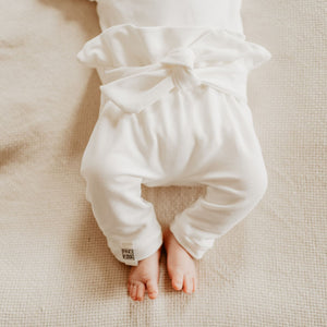 Paperbag Hose für Dein Baby oder Kind in Delicious Cream (Creme) mit bereits zugeschnittenem Stoff und dazu passenden Kurzwaren zum selbst nähen von FINO & Stitch – cooler als jede Pumphose; Nähpaket als besondere Geschenkidee / Weihnachtsgeschenk / Geburtstagsgeschenk / Geburtsgeschenk / Geschenk zur Geburt