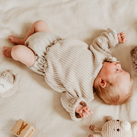 Strick Pullover mit praktischem Body für Dein Baby oder Kind in Latte Macchiato (Beige) mit bereits zugeschnittenem Stoff und dazu passenden Kurzwaren zum selbst nähen von FINO & Stitch; Nähpaket als besondere Geschenkidee / Weihnachtsgeschenk / Geburtstagsgeschenk / Geburtsgeschenk / Geschenk zur Geburt