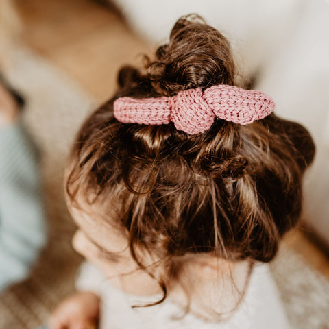 Strick Haargummi Set als Accessoire für Dein Baby oder Kind in Dusty Mint, Raspberry und Latte Macchiato (Grün, Beere, Beige) mit bereits zugeschnittenem Stoff und dazu passenden Kurzwaren zum selbst nähen von FINO & Stitch; Nähpaket als besondere Geschenkidee / Weihnachtsgeschenk / Geburtstagsgeschenk / Geburtsgeschenk / Geschenk zur Geburt