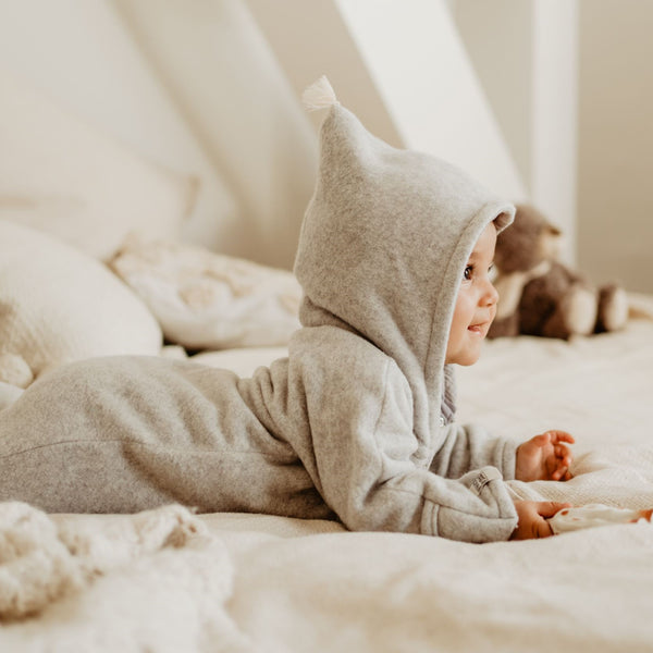 Jumper Overall mit Armen und Füßen zum Umklappen für Dein Baby oder Kind in Little Grey Wolf (Grau) mit bereits zugeschnittenem Stoff und dazu passenden Kurzwaren zum selbst nähen von FINO & Stitch; Nähpaket als besondere Geschenkidee / Weihnachtsgeschenk / Geburtstagsgeschenk / Geburtsgeschenk / Geschenk zur Geburt