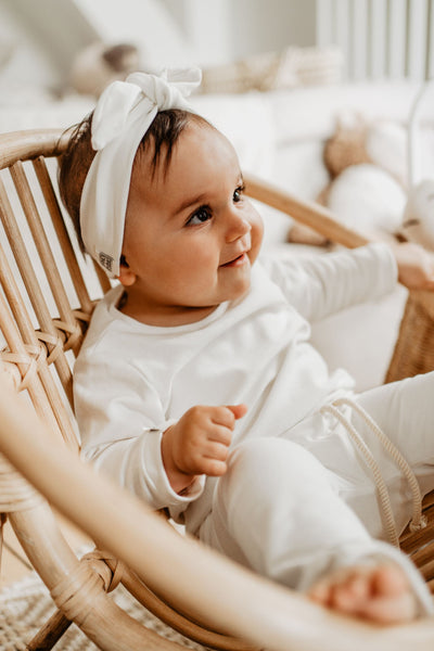 Haarband Accessoire für Dein Baby oder Kind in Delicious Cream (Creme) mit bereits zugeschnittenem Stoff und dazu passenden Kurzwaren zum selbst nähen von FINO & Stitch; Nähpaket als besondere Geschenkidee / Weihnachtsgeschenk / Geburtstagsgeschenk / Geburtsgeschenk / Geschenk zur Geburt
