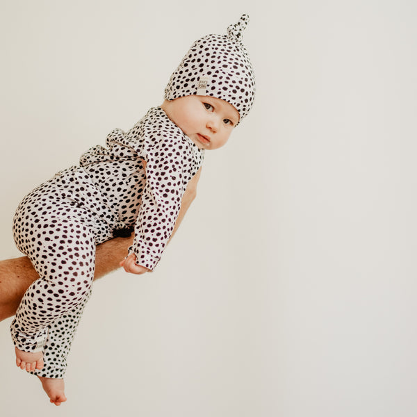 Longshirt Pullover mit praktischem Body für Dein Baby oder Kind in Black & White (Schwarz und Weiß) mit bereits zugeschnittenem Stoff und zum Langarmshirt passenden Kurzwaren zum selbst nähen von FINO & Stitch; Nähpaket als besondere Geschenkidee / Weihnachtsgeschenk / Geburtstagsgeschenk / Geburtsgeschenk / Geschenk zur Geburt
