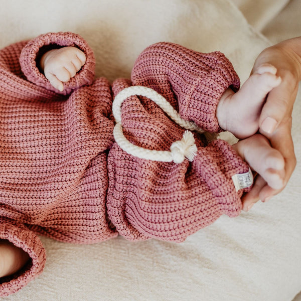Strick Hose für Dein Baby oder Kind in Raspberry (Beere) mit bereits zugeschnittenem Stoff und dazu passenden Kurzwaren zum selbst nähen von FINO & Stitch; Nähpaket als besondere Geschenkidee / Weihnachtsgeschenk / Geburtstagsgeschenk / Geburtsgeschenk / Geschenk zur Geburt
