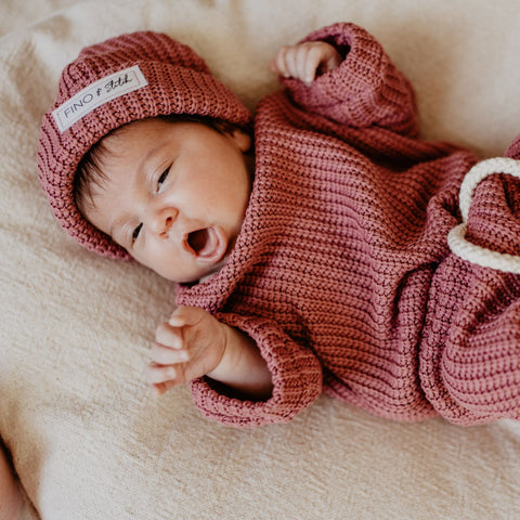 Beanie Mütze für Dein Baby oder Kind in Raspberry (Beere) mit bereits zugeschnittenem Stoff und dazu passenden Kurzwaren zum selbst nähen von FINO & Stitch; Nähpaket als besondere Geschenkidee / Weihnachtsgeschenk / Geburtstagsgeschenk / Geburtsgeschenk / Geschenk zur Geburt