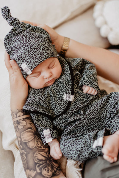 Pants Hose für Dein Baby oder Kind in Wild Leo (grüner Leoprint) mit bereits zugeschnittenem Stoff und dazu passenden Kurzwaren zum selbst nähen von FINO & Stitch – cooler als jede Pumphose; Nähpaket als besondere Geschenkidee / Weihnachtsgeschenk / Geburtstagsgeschenk / Geburtsgeschenk / Geschenk zur Geburt