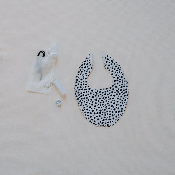 Lätzchen Bold mit Fransenborte für Dein Baby oder Kind in Black & White (Schwarz und Weiß) mit bereits zugeschnittenem Stoff und dazu passenden Kurzwaren zum selbst nähen von FINO & Stitch; Nähpaket als besondere Geschenkidee / Weihnachtsgeschenk / Geburtstagsgeschenk / Geburtsgeschenk / Geschenk zur Geburt