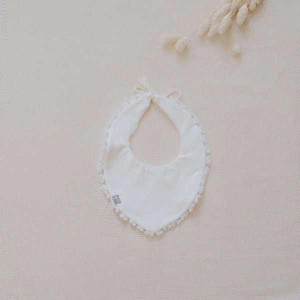 Lätzchen Bold mit Fransenborte für Dein Baby oder Kind in Delicious Cream (Creme) mit bereits zugeschnittenem Stoff und dazu passenden Kurzwaren zum selbst nähen von FINO & Stitch; Nähpaket als besondere Geschenkidee / Weihnachtsgeschenk / Geburtstagsgeschenk / Geburtsgeschenk / Geschenk zur Geburt