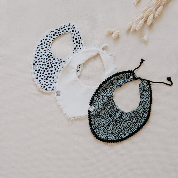 Lätzchen Bold mit Fransenborte für Dein Baby oder Kind in Black & White (Schwarz und Weiß) mit bereits zugeschnittenem Stoff und dazu passenden Kurzwaren zum selbst nähen von FINO & Stitch; Nähpaket als besondere Geschenkidee / Weihnachtsgeschenk / Geburtstagsgeschenk / Geburtsgeschenk / Geschenk zur Geburt