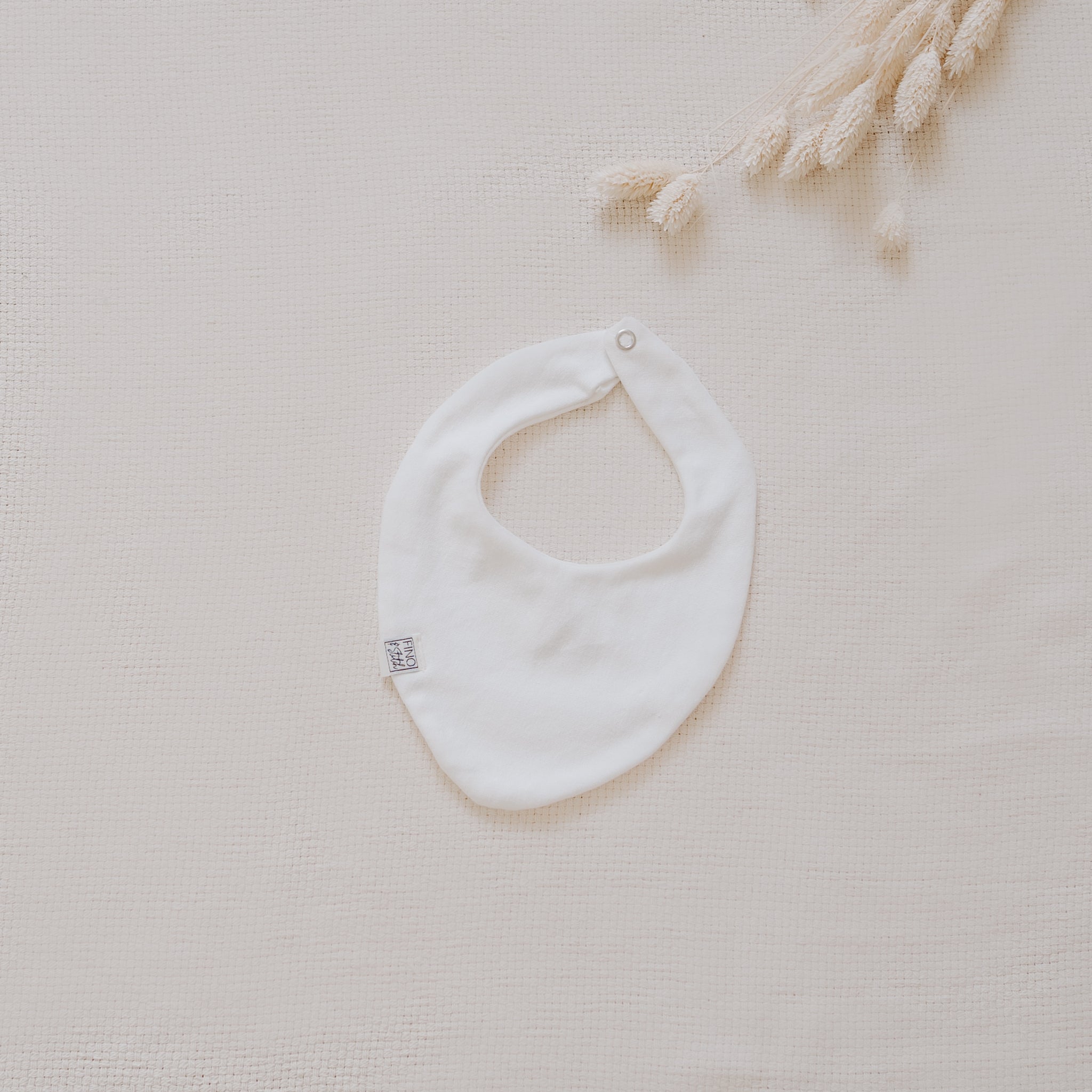 Lätzchen Plain für Dein Baby oder Kind in Delicious Cream (Creme) mit bereits zugeschnittenem Stoff und dazu passenden Kurzwaren zum selbst nähen von FINO & Stitch; Nähpaket als besondere Geschenkidee / Weihnachtsgeschenk / Geburtstagsgeschenk / Geburtsgeschenk / Geschenk zur Geburt
