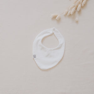 Lätzchen Plain für Dein Baby oder Kind in Delicious Cream (Creme) mit bereits zugeschnittenem Stoff und dazu passenden Kurzwaren zum selbst nähen von FINO & Stitch; Nähpaket als besondere Geschenkidee / Weihnachtsgeschenk / Geburtstagsgeschenk / Geburtsgeschenk / Geschenk zur Geburt