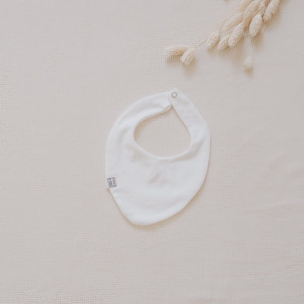 Lätzchen Plain für Dein Baby oder Kind in Delicious Cream (Creme) mit bereits zugeschnittenem Stoff und dazu passenden Kurzwaren zum selbst nähen von FINO & Stitch; Nähpaket als besondere Geschenkidee / Weihnachtsgeschenk / Geburtstagsgeschenk / Geburtsgeschenk / Geschenk zur Geburt