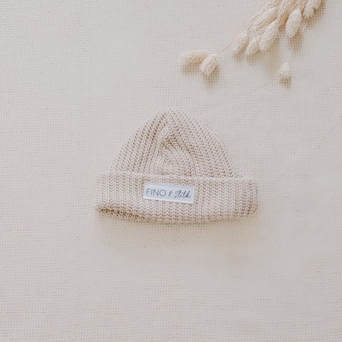 Beanie Mütze für Dein Baby oder Kind in Latte Macchiato (Beige) mit bereits zugeschnittenem Stoff und dazu passenden Kurzwaren zum selbst nähen von FINO & Stitch; Nähpaket als besondere Geschenkidee / Weihnachtsgeschenk / Geburtstagsgeschenk / Geburtsgeschenk / Geschenk zur Geburt