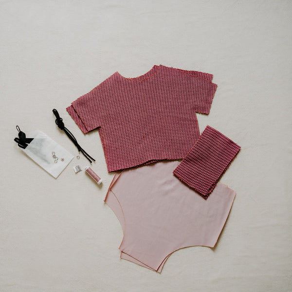 Strick Pullover mit praktischem Body für Dein Baby oder Kind in Raspberry (Beere) mit bereits zugeschnittenem Stoff und dazu passenden Kurzwaren zum selbst nähen von FINO & Stitch; Nähpaket als besondere Geschenkidee / Weihnachtsgeschenk / Geburtstagsgeschenk / Geburtsgeschenk / Geschenk zur Geburt