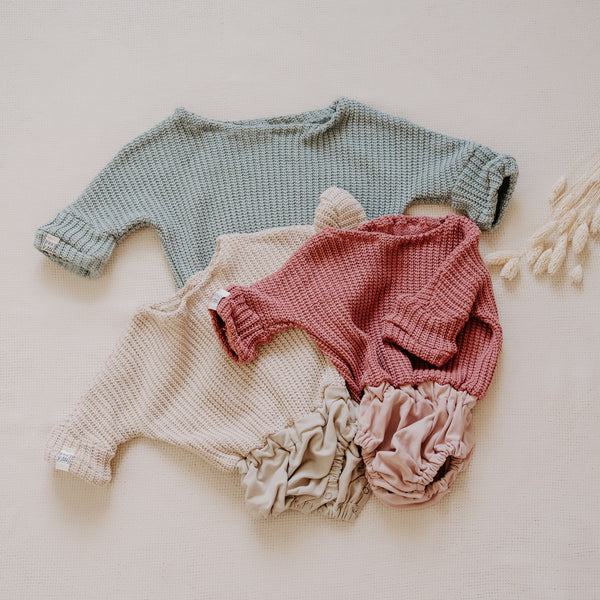Strick Pullover mit praktischem Body für Dein Baby oder Kind in Raspberry (Beere) mit bereits zugeschnittenem Stoff und dazu passenden Kurzwaren zum selbst nähen von FINO & Stitch; Nähpaket als besondere Geschenkidee / Weihnachtsgeschenk / Geburtstagsgeschenk / Geburtsgeschenk / Geschenk zur Geburt