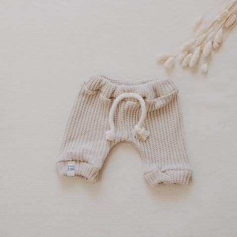 Strick Hose für Dein Baby oder Kind in Latte Macchiato (Beige / Creme) mit bereits zugeschnittenem Stoff und dazu passenden Kurzwaren zum selbst nähen von FINO & Stitch; Nähpaket als besondere Geschenkidee / Weihnachtsgeschenk / Geburtstagsgeschenk / Geburtsgeschenk / Geschenk zur Geburt