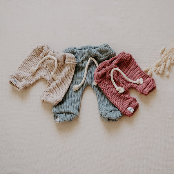 Strick Hose für Dein Baby oder Kind in Raspberry (Beere) mit bereits zugeschnittenem Stoff und dazu passenden Kurzwaren zum selbst nähen von FINO & Stitch; Nähpaket als besondere Geschenkidee / Weihnachtsgeschenk / Geburtstagsgeschenk / Geburtsgeschenk / Geschenk zur Geburt