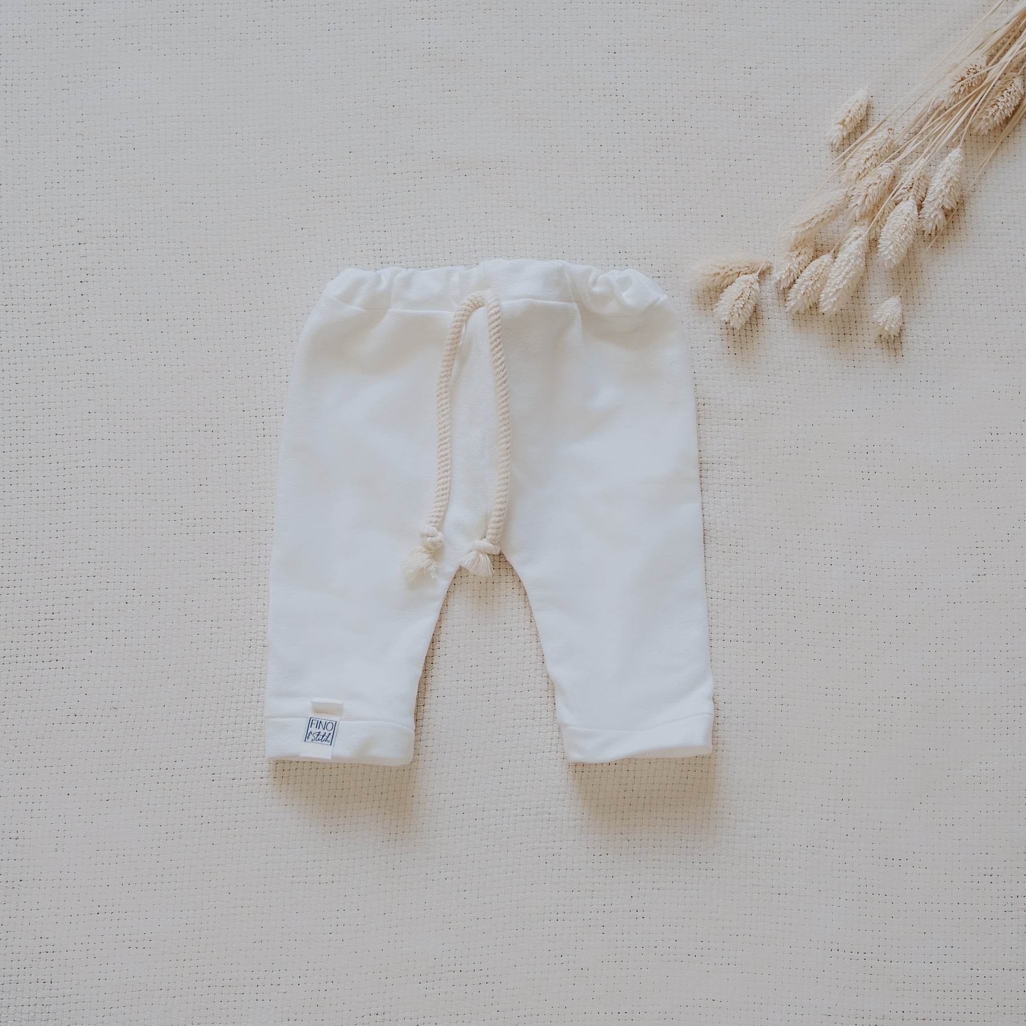 Pants Hose für Dein Baby oder Kind in Delicious Cream (Creme) mit bereits zugeschnittenem Stoff und dazu passenden Kurzwaren zum selbst nähen von FINO & Stitch – cooler als jede Pumphose; Nähpaket als besondere Geschenkidee / Weihnachtsgeschenk / Geburtstagsgeschenk / Geburtsgeschenk / Geschenk zur Geburt