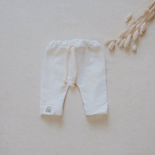 Pants Hose für Dein Baby oder Kind in Delicious Cream (Creme) mit bereits zugeschnittenem Stoff und dazu passenden Kurzwaren zum selbst nähen von FINO & Stitch – cooler als jede Pumphose; Nähpaket als besondere Geschenkidee / Weihnachtsgeschenk / Geburtstagsgeschenk / Geburtsgeschenk / Geschenk zur Geburt