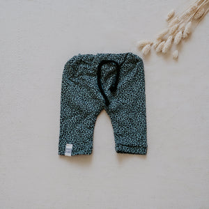 Pants Hose für Dein Baby oder Kind in Wild Leo (grüner Leoprint) mit bereits zugeschnittenem Stoff und dazu passenden Kurzwaren zum selbst nähen von FINO & Stitch – cooler als jede Pumphose; Nähpaket als besondere Geschenkidee / Weihnachtsgeschenk / Geburtstagsgeschenk / Geburtsgeschenk / Geschenk zur Geburt