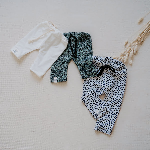 Pants Hose für Dein Baby oder Kind in Delicious Cream (Creme) mit bereits zugeschnittenem Stoff und dazu passenden Kurzwaren zum selbst nähen von FINO & Stitch – cooler als jede Pumphose; Nähpaket als besondere Geschenkidee / Weihnachtsgeschenk / Geburtstagsgeschenk / Geburtsgeschenk / Geschenk zur Geburt