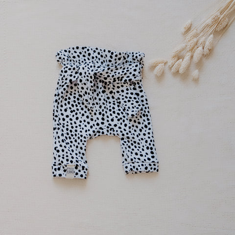 Paperbag Hose für Dein Baby oder Kind in Black & White (Schwarz und Weiß) mit bereits zugeschnittenem Stoff und dazu passenden Kurzwaren zum selbst nähen von FINO & Stitch – cooler als jede Pumphose; Nähpaket als besondere Geschenkidee / Weihnachtsgeschenk / Geburtstagsgeschenk / Geburtsgeschenk / Geschenk zur Geburt