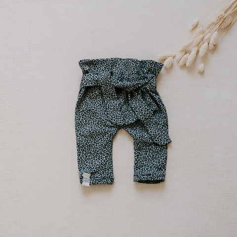 Paperbag Hose für Dein Baby oder Kind in Wild Leo (grüner Leoprint) mit bereits zugeschnittenem Stoff und dazu passenden Kurzwaren zum selbst nähen von FINO & Stitch – cooler als jede Pumphose; Nähpaket als besondere Geschenkidee / Weihnachtsgeschenk / Geburtstagsgeschenk / Geburtsgeschenk / Geschenk zur Geburt