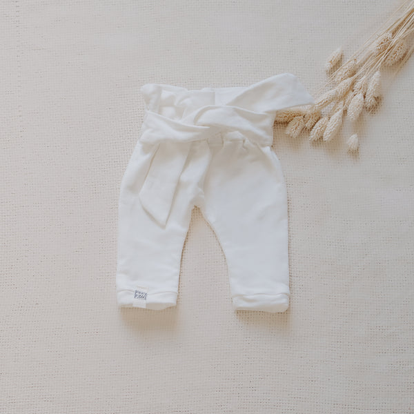 Paperbag Hose für Dein Baby oder Kind in Delicious Cream (Creme) mit bereits zugeschnittenem Stoff und dazu passenden Kurzwaren zum selbst nähen von FINO & Stitch – cooler als jede Pumphose; Nähpaket als besondere Geschenkidee / Weihnachtsgeschenk / Geburtstagsgeschenk / Geburtsgeschenk / Geschenk zur Geburt