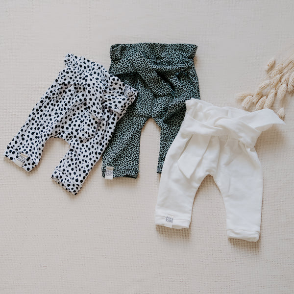 Paperbag Hose für Dein Baby oder Kind in Delicious Cream (Creme) mit bereits zugeschnittenem Stoff und dazu passenden Kurzwaren zum selbst nähen von FINO & Stitch – cooler als jede Pumphose; Nähpaket als besondere Geschenkidee / Weihnachtsgeschenk / Geburtstagsgeschenk / Geburtsgeschenk / Geschenk zur Geburt