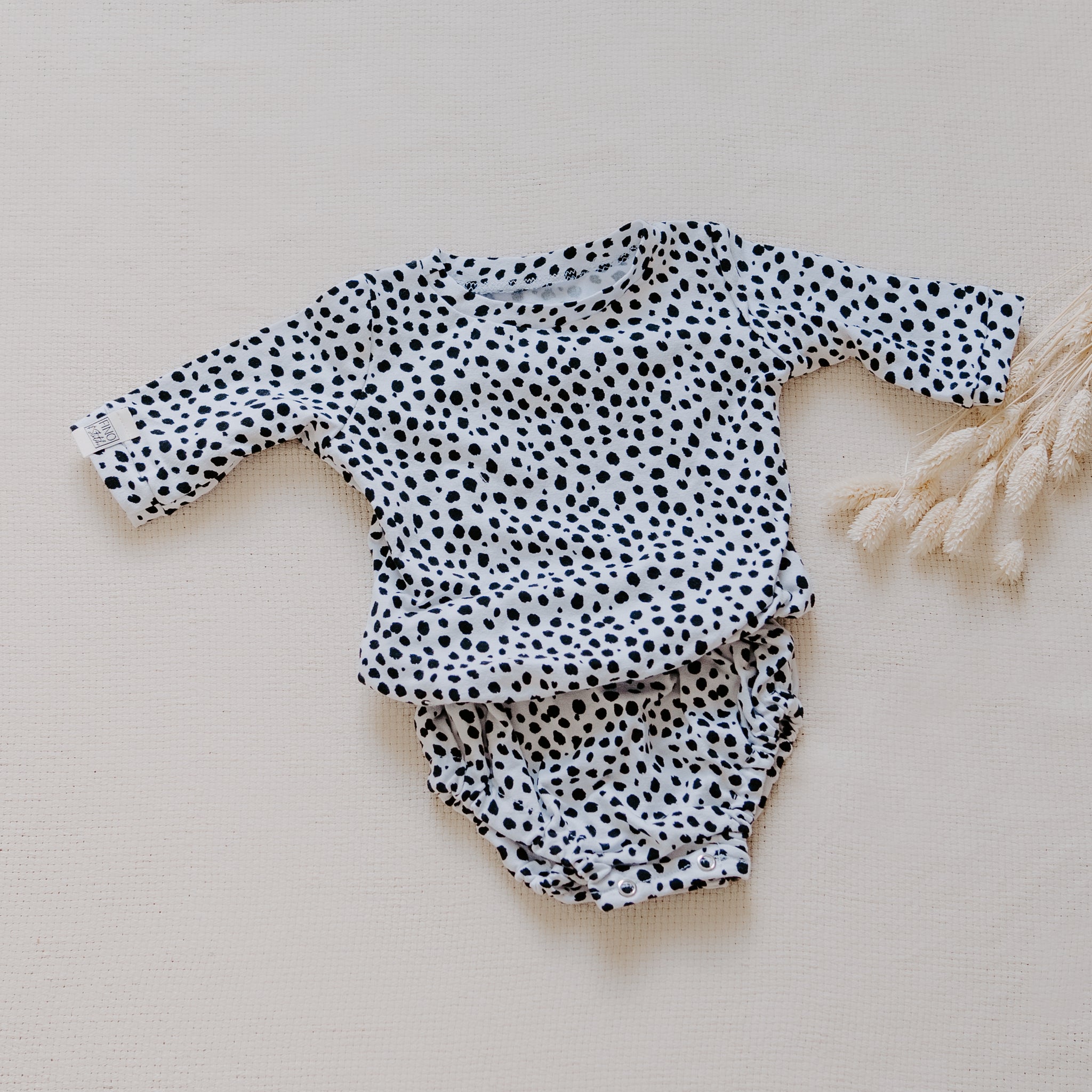 Longshirt Pullover mit praktischem Body für Dein Baby oder Kind in Black & White (Schwarz und Weiß) mit bereits zugeschnittenem Stoff und zum Langarmshirt passenden Kurzwaren zum selbst nähen von FINO & Stitch; Nähpaket als besondere Geschenkidee / Weihnachtsgeschenk / Geburtstagsgeschenk / Geburtsgeschenk / Geschenk zur Geburt