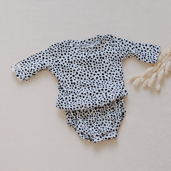 Longshirt Pullover mit praktischem Body für Dein Baby oder Kind in Black & White (Schwarz und Weiß) mit bereits zugeschnittenem Stoff und zum Langarmshirt passenden Kurzwaren zum selbst nähen von FINO & Stitch; Nähpaket als besondere Geschenkidee / Weihnachtsgeschenk / Geburtstagsgeschenk / Geburtsgeschenk / Geschenk zur Geburt