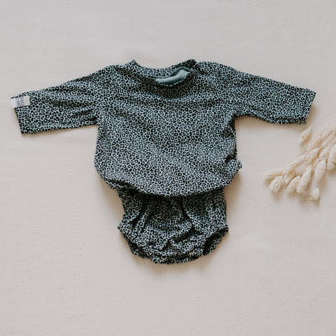 Longshirt Pullover mit praktischem Body für Dein Baby oder Kind in Wild Leo (grüner Leoprint) mit bereits zugeschnittenem Stoff und zum Langarmshirt passenden Kurzwaren zum selbst nähen von FINO & Stitch; Nähpaket als besondere Geschenkidee / Weihnachtsgeschenk / Geburtstagsgeschenk / Geburtsgeschenk / Geschenk zur Geburt