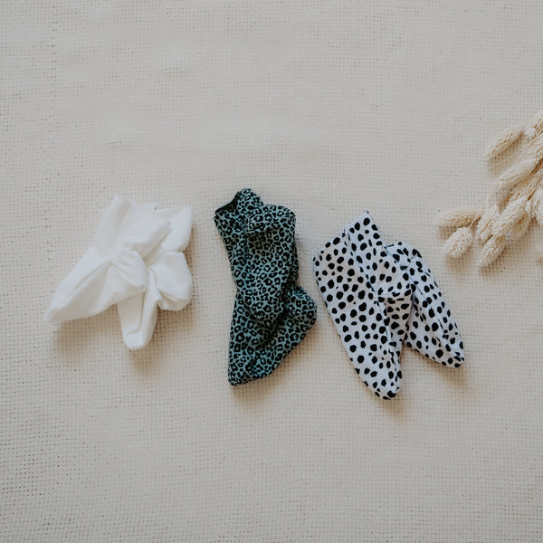 Füßchen bzw. Söckchen für Dein Baby oder Kind in Black & White (Schwarz & Weiß) mit bereits zugeschnittenem Stoff und dazu passenden Kurzwaren zum selbst nähen von FINO & Stitch; Nähpaket als besondere Geschenkidee / Weihnachtsgeschenk / Geburtstagsgeschenk / Geburtsgeschenk / Geschenk zur Geburt