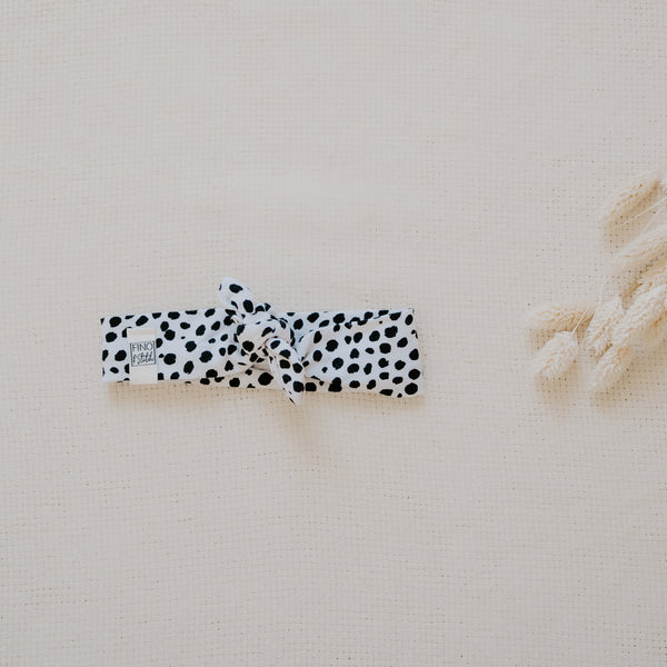 Haarband Accessoire für Dein Baby oder Kind in Black & White (Pünktchen Stoff in Schwarz und Weiß) mit bereits zugeschnittenem Stoff und dazu passenden Kurzwaren zum selbst nähen von FINO & Stitch; Nähpaket als besondere Geschenkidee / Weihnachtsgeschenk / Geburtstagsgeschenk / Geburtsgeschenk / Geschenk zur Geburt