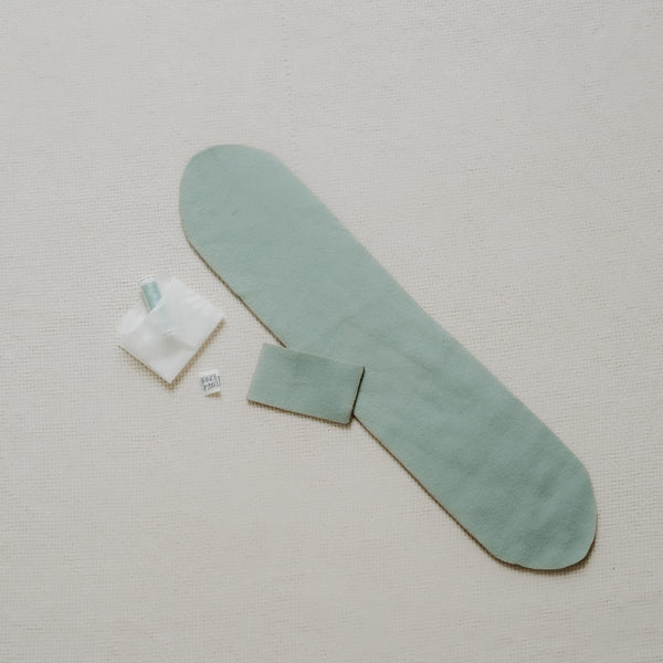Schal aus Bio-Baumwollfleece-Stoff für Dein Baby oder Kind in Green Smoothie (Grün) mit bereits zugeschnittenem Stoff und dazu passenden Kurzwaren zum selbst nähen von FINO & Stitch; Nähpaket als besondere Geschenkidee / Weihnachtsgeschenk / Geburtstagsgeschenk / Geburtsgeschenk / Geschenk zur Geburt