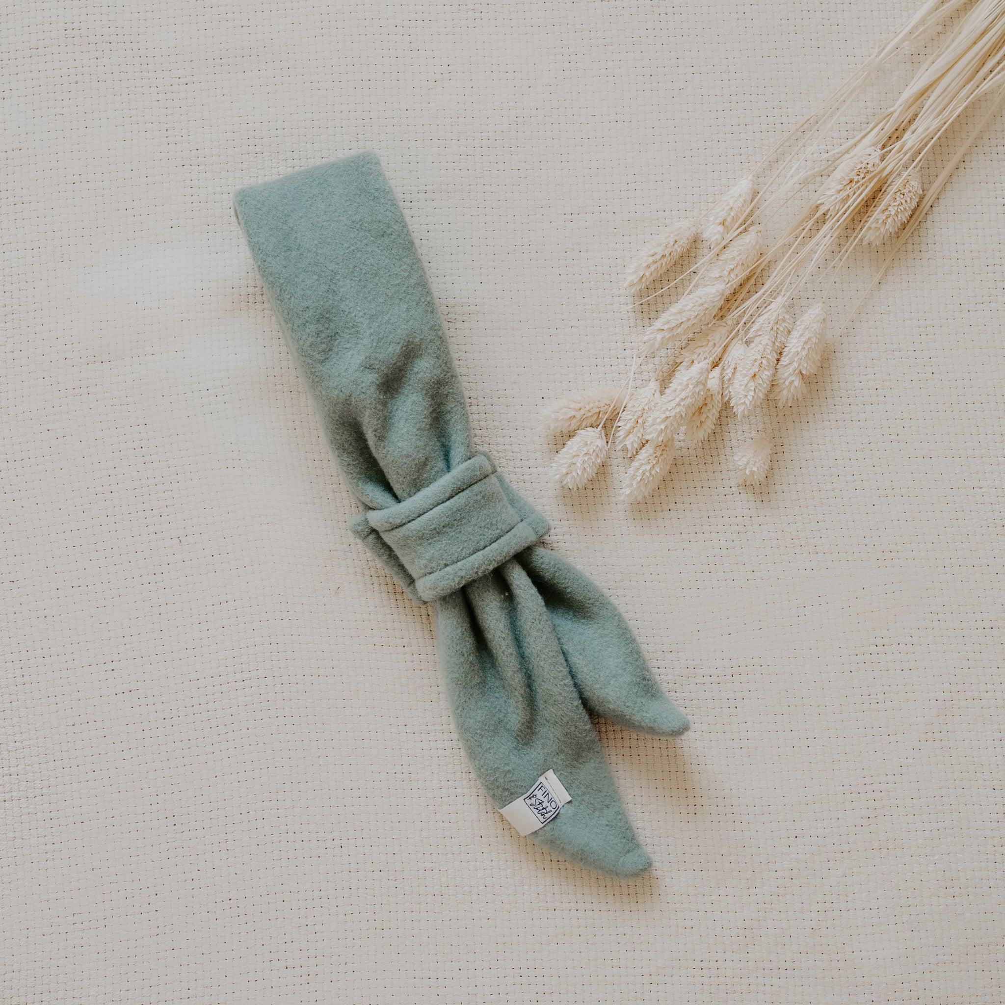 Schal aus Bio-Baumwollfleece-Stoff für Dein Baby oder Kind in Green Smoothie (Grün) mit bereits zugeschnittenem Stoff und dazu passenden Kurzwaren zum selbst nähen von FINO & Stitch; Nähpaket als besondere Geschenkidee / Weihnachtsgeschenk / Geburtstagsgeschenk / Geburtsgeschenk / Geschenk zur Geburt