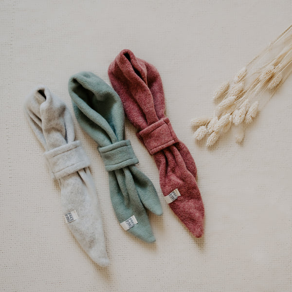 Schal aus Bio-Baumwollfleece-Stoff für Dein Baby oder Kind in Bunch of Berries (Beere) mit bereits zugeschnittenem Stoff und dazu passenden Kurzwaren zum selbst nähen von FINO & Stitch; Nähpaket als besondere Geschenkidee / Weihnachtsgeschenk / Geburtstagsgeschenk / Geburtsgeschenk / Geschenk zur Geburt