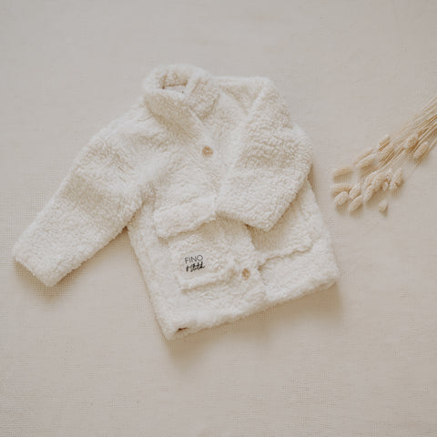 Teddy Jacke für Dein Baby oder Kind in Polar Bear White (Beige / Creme) mit bereits zugeschnittenem Stoff und dazu passenden Kurzwaren zum selbst nähen von FINO & Stitch; Nähpaket als besondere Geschenkidee / Weihnachtsgeschenk / Geburtstagsgeschenk / Geburtsgeschenk / Geschenk zur Geburt