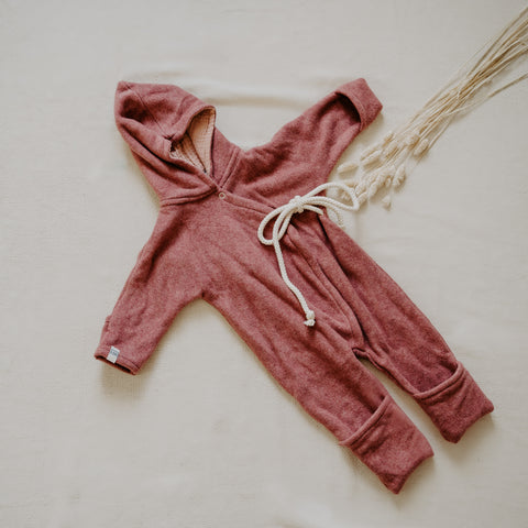 Jumper Overall mit Armen und Füßen zum Umklappen für Dein Baby oder Kind in Bunch of Berries (Beere) mit bereits zugeschnittenem Stoff und dazu passenden Kurzwaren zum selbst nähen von FINO & Stitch; Nähpaket als besondere Geschenkidee / Weihnachtsgeschenk / Geburtstagsgeschenk / Geburtsgeschenk / Geschenk zur Geburt