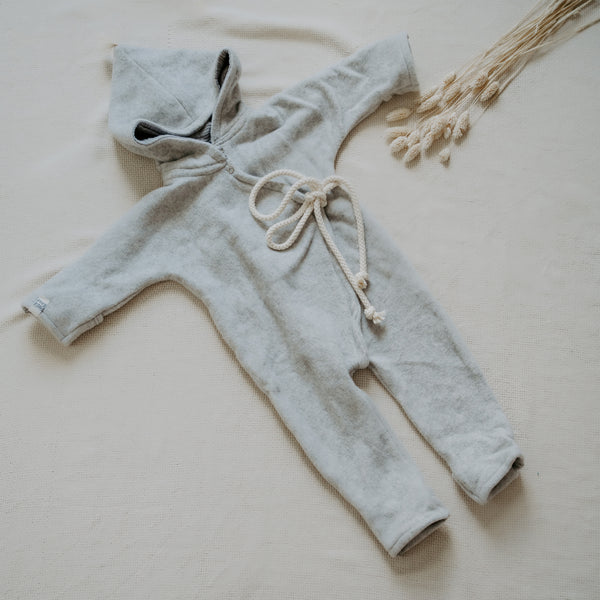 Jumper Overall mit Armen und Füßen zum Umklappen für Dein Baby oder Kind in Little Grey Wolf (Grau) mit bereits zugeschnittenem Stoff und dazu passenden Kurzwaren zum selbst nähen von FINO & Stitch; Nähpaket als besondere Geschenkidee / Weihnachtsgeschenk / Geburtstagsgeschenk / Geburtsgeschenk / Geschenk zur Geburt